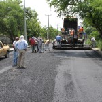 Supervisa Pablo obra de pavimentación asfáltica de la Col. Plan de Ayutla