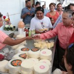 Disfruta Gustavo Torres y su familia los mercados temporales de Tampico