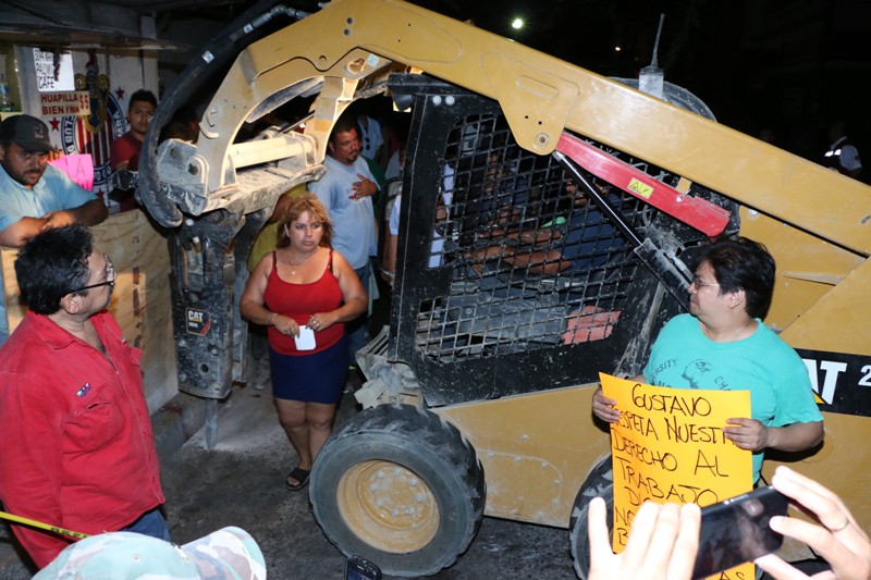 Violentando la ley y exponiendo a niños, comerciantes inconformes bloquean trabajos en mercados temporales