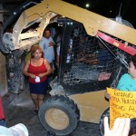 Violentando la ley y exponiendo a niños, comerciantes inconformes bloquean trabajos en mercados temporales