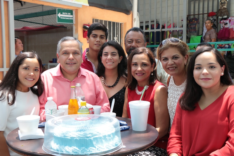Disfruta Gustavo Torres y su familia los mercados temporales de Tampico