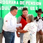 Entrega Pablo apoyos del programa Pensión del Adulto Mayor 65 y Más