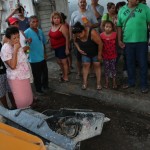 Violentando la ley y exponiendo a niños, comerciantes inconformes bloquean trabajos en mercados temporales