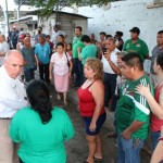 Violentando la ley y exponiendo a niños, comerciantes inconformes bloquean trabajos en mercados temporales