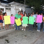 Violentando la ley y exponiendo a niños, comerciantes inconformes bloquean trabajos en mercados temporales