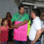 Violentando la ley y exponiendo a niños, comerciantes inconformes bloquean trabajos en mercados temporales