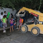 Violentando la ley y exponiendo a niños, comerciantes inconformes bloquean trabajos en mercados temporales