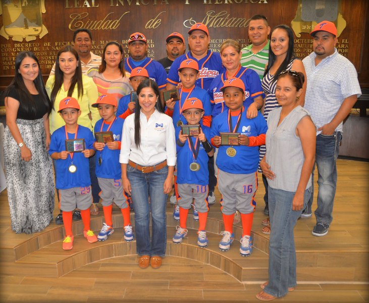 Reconoce Lety Salazar destacado papel de peloteritos Reconoce Lety Salazar destacado papel de peloteritos