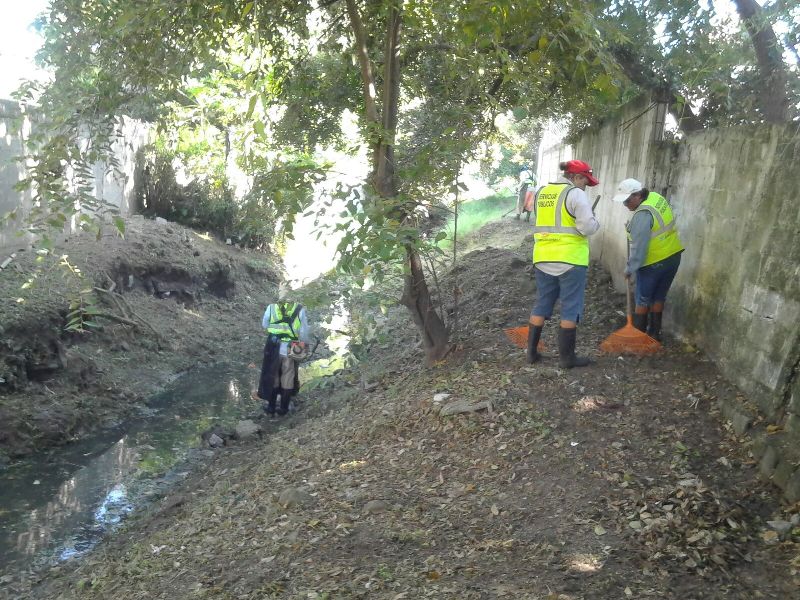 Intensifica Ayuntamiento de Tampico limpieza en canales pluviales y espacios públicos