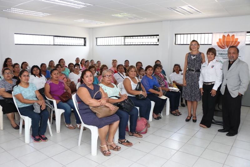 Imparten la conferencia “Yo puedo liberarme de hábitos adictivos’’ a maestras y alumnas del Instituto de la Mujer