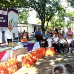 Entrega Verónica libros y material escolar a niños del CAIC