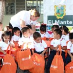 Entrega Verónica libros y material escolar a niños del CAIC