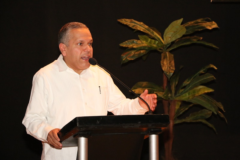 Ofrece Galo Pérez conferencia “Mi fortaleza de cristal’’ a estudiantes de bachillerato