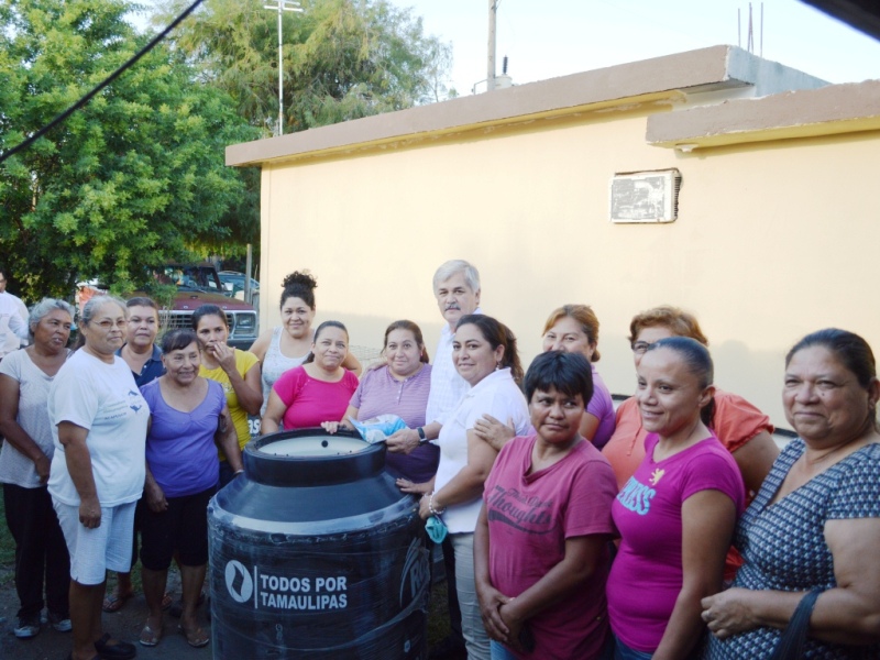 Entrega alcalde JLHC tinacos a familias de escasos recursos Entrega alcalde JLHC tinacos a familias de escasos recursos