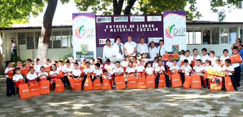 Entrega Verónica libros y material escolar a niños del CAIC