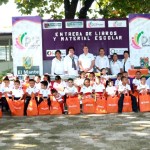 Entrega Verónica libros y material escolar a niños del CAIC