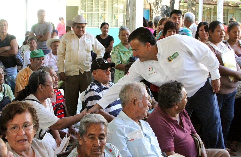 Encabeza Pablo entrega de apoyos del programa 65 y Más