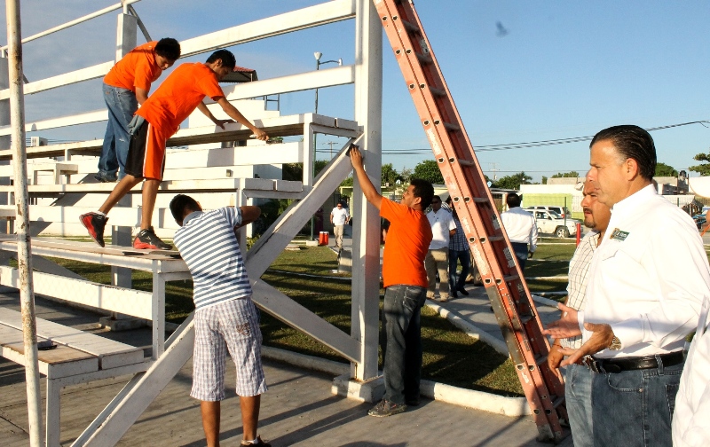 Supervisa Pablo rehabilitación de espacios públicos en la Linares