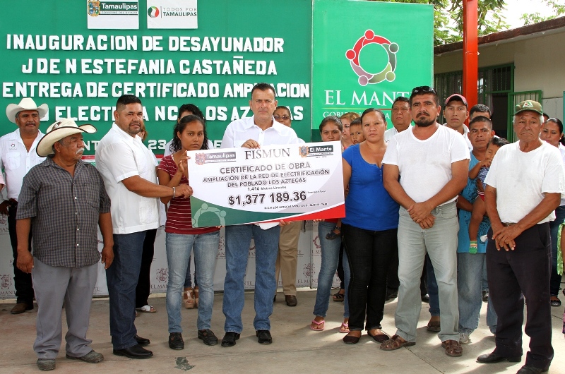 Entrega Pablo certificado de Conclusión de obra de red eléctrica