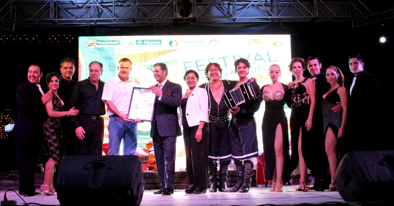 Disfrutan mantenses de Tango vivo