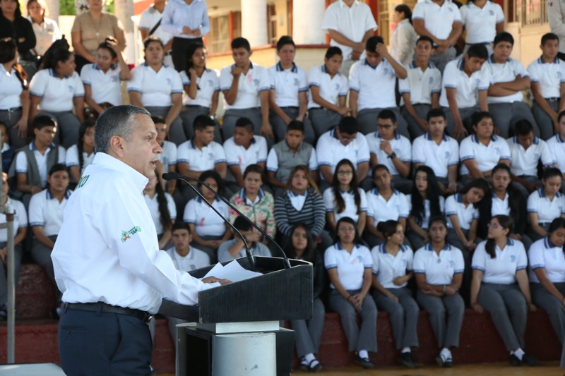 Refrenda alcalde Gustavo Torres Salinas su respaldo a la Educación de Calidad