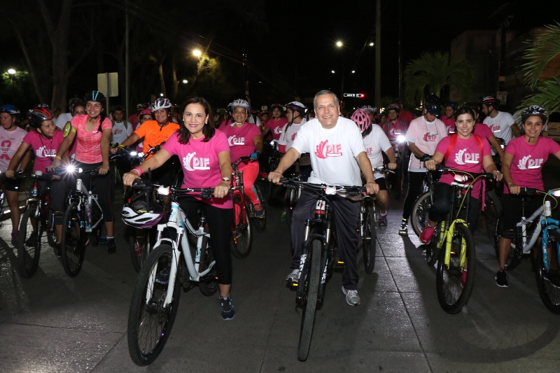 Encabeza Sistema DIF Tampico pedaleada rosa para concientizar sobre el cáncer de mama