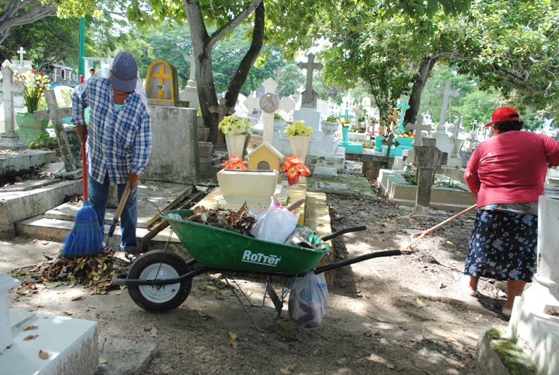 Ayuntamiento de Tampico lleva a cabo labores de limpieza y acondicionamiento en los diferentes cementerios