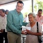 Preside Pablo entrega de apoyos Prospera en la zona cañera