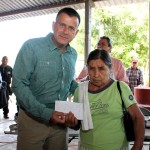 Preside Pablo entrega de apoyos Prospera en la zona cañera