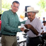 Preside Pablo entrega de apoyos Prospera en la zona cañera