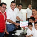 Encabeza Pablo entrega de apoyos de Seguro para Jefas de Familia