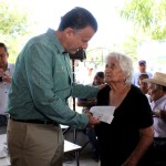 Preside Pablo entrega de apoyos Prospera en la zona cañera
