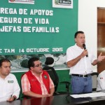 Encabeza Pablo entrega de apoyos de Seguro para Jefas de Familia