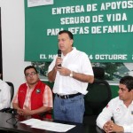 Encabeza Pablo entrega de apoyos de Seguro para Jefas de Familia