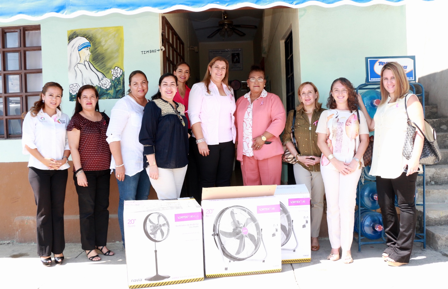 Distribuye Voluntariado DIF apoyos a Albergue mantense