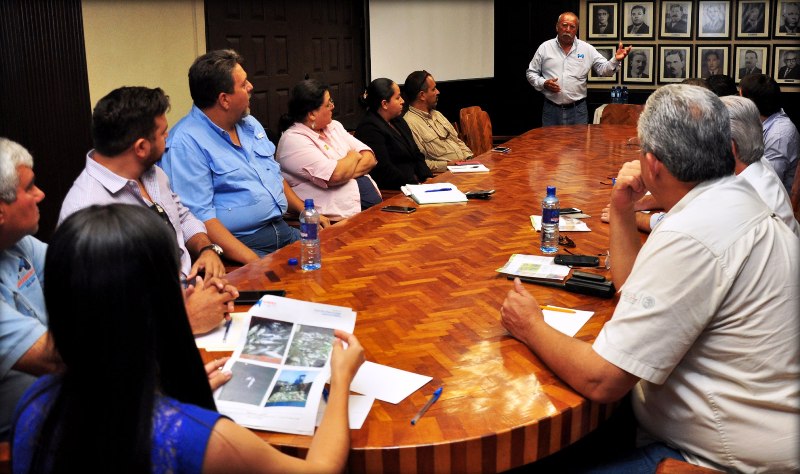 Instruye alcaldesa Lety Salazar atención a familias de la playa Costa Azul ante presencia de marea roja