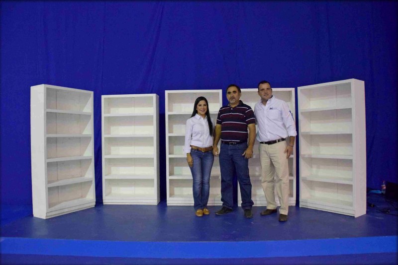 Entrega alcaldesa Lety Salazar mobiliario a escuelas primarias