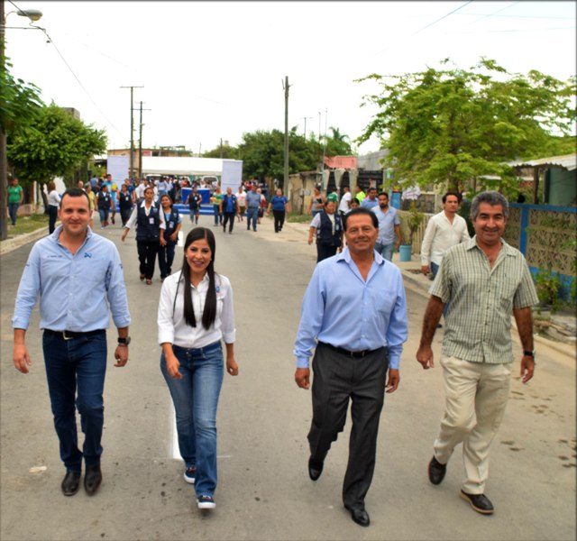 Gobierno de Matamoros pavimenta calle después de 39 años de espera