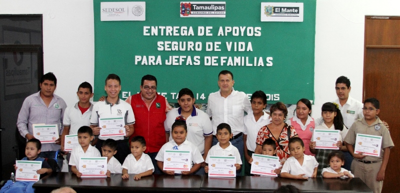 Encabeza Pablo entrega de apoyos de Seguro para Jefas de Familia