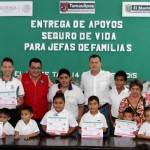 Encabeza Pablo entrega de apoyos de Seguro para Jefas de Familia
