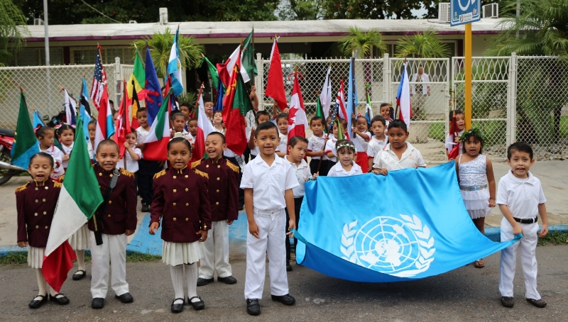 Desfilan niños del CAIC en el Día de las Naciones Unidas