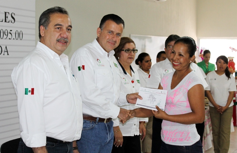 Programas federales entregan desarrollo social a mantenses: Pablo