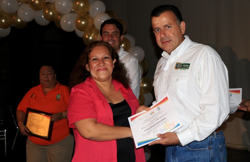 Asiste Pablo a Festival del Día del Personal Voluntario del IMSS