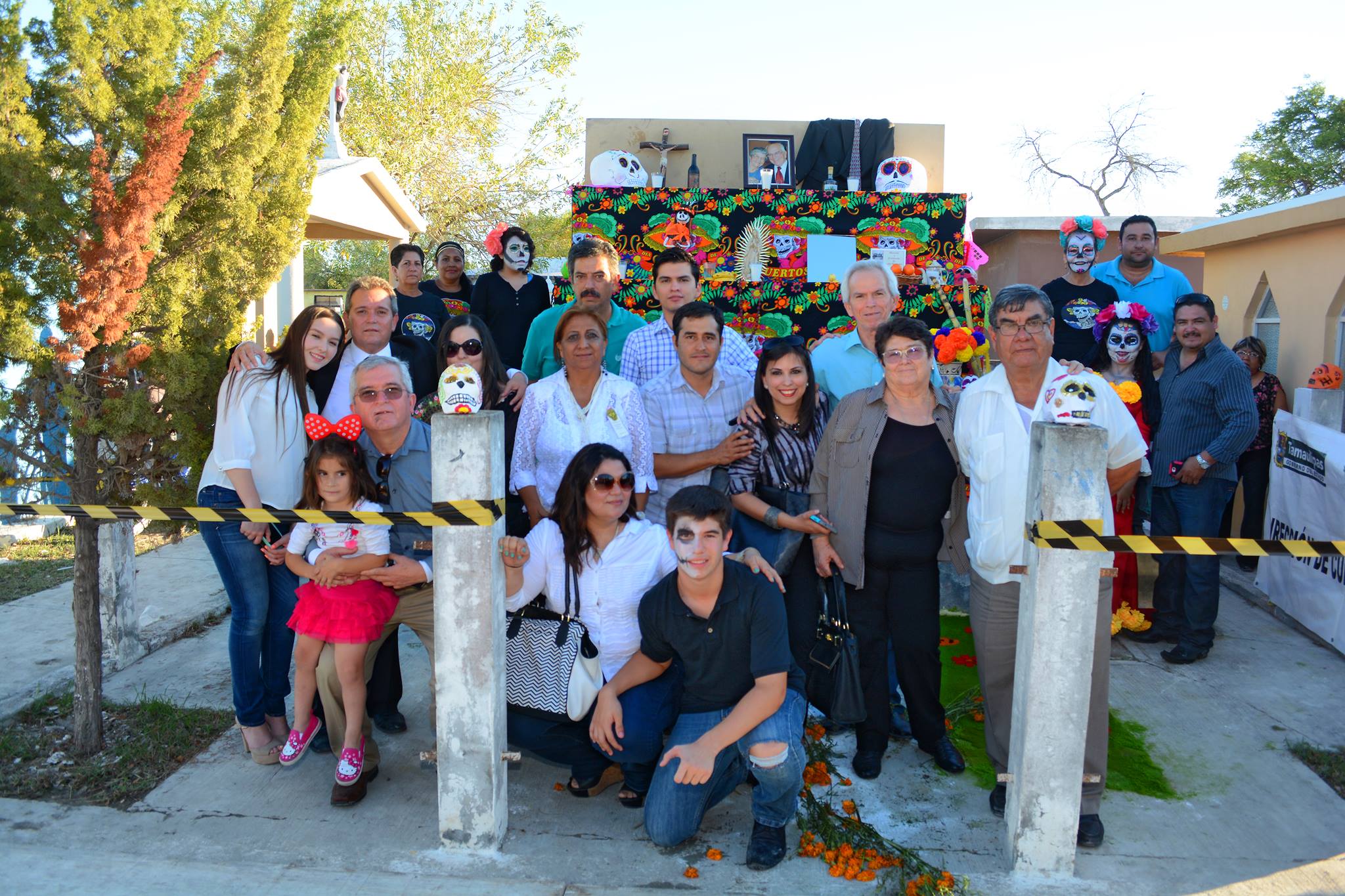 El Ayuntamiento homenaje a Santiago Guajardo con altar de muertos