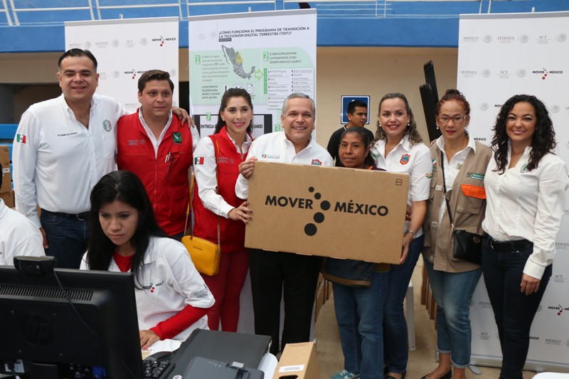 Constata alcalde Gustavo Torres Salinas entrega de televisores digitales a familias tampiqueñas