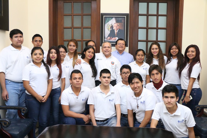 Recibe Gustavo Torres Salinas a estudiantes de la Preparatoria Tampico