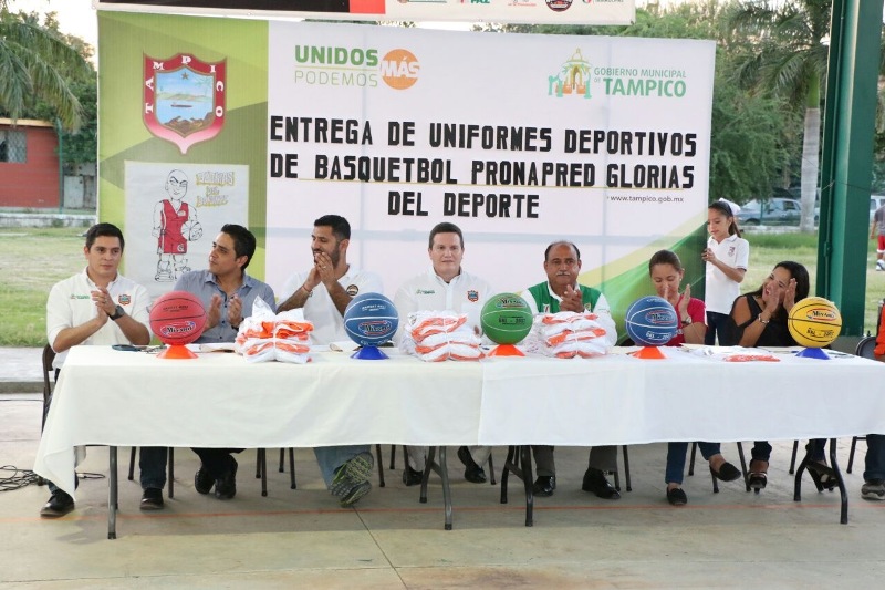 Entregan uniformes a deportistas de las colonias Tancol y Solidaridad Voluntad y Trabajo