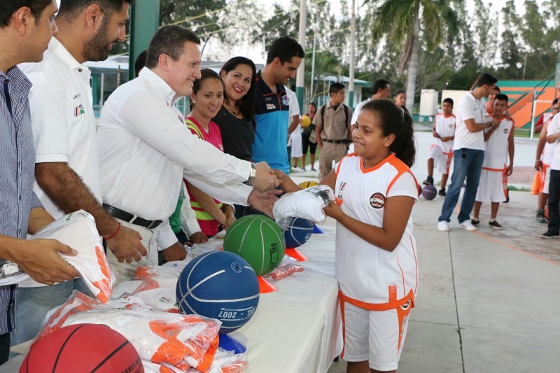 Entregan uniformes a deportistas de las colonias Tancol y Solidaridad Voluntad y Trabajo