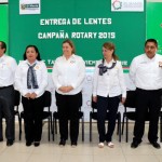 Entrega Verónica junto a Rotarios lentes a familias vulnerables