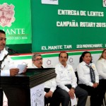 Entrega Verónica junto a Rotarios lentes a familias vulnerables